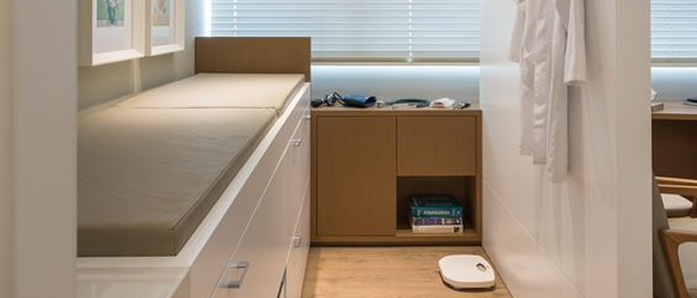 Camilla de examinación y almacenamiento